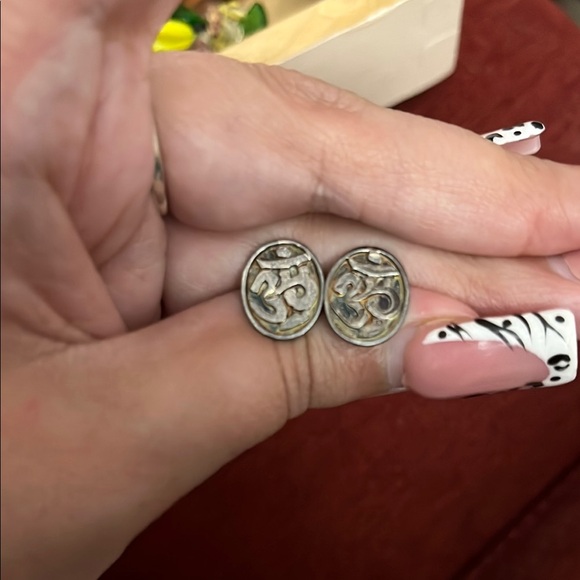Elegant Silver Stud Earrings with Intricate Design vintage 925 silver - Picture 1 of 4